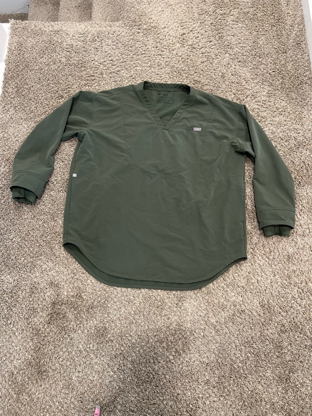 FIGS women’s V-neck long sleeve tunic scrub top in a dark green color large